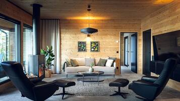 Fernseher, Kamin, Stereoanlage