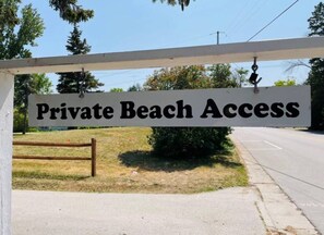 Ein Schild mit der Aufschrift 'Private Beach Access'.