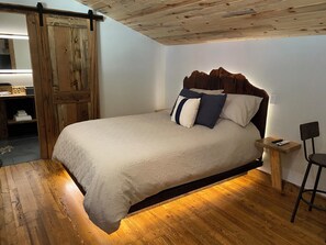 1 bedroom, travel cot, free WiFi, bed sheets - Drake's Hideaway @Aspen Hollow: Luxury Tiny Cabin near Glacier National Park (Coram)