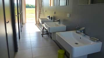 Douche, serviettes fournies