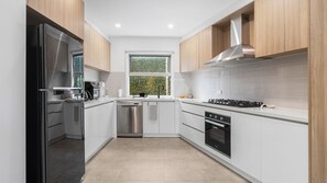 Mikrovågsugn, ugn, spishäll och diskmaskin