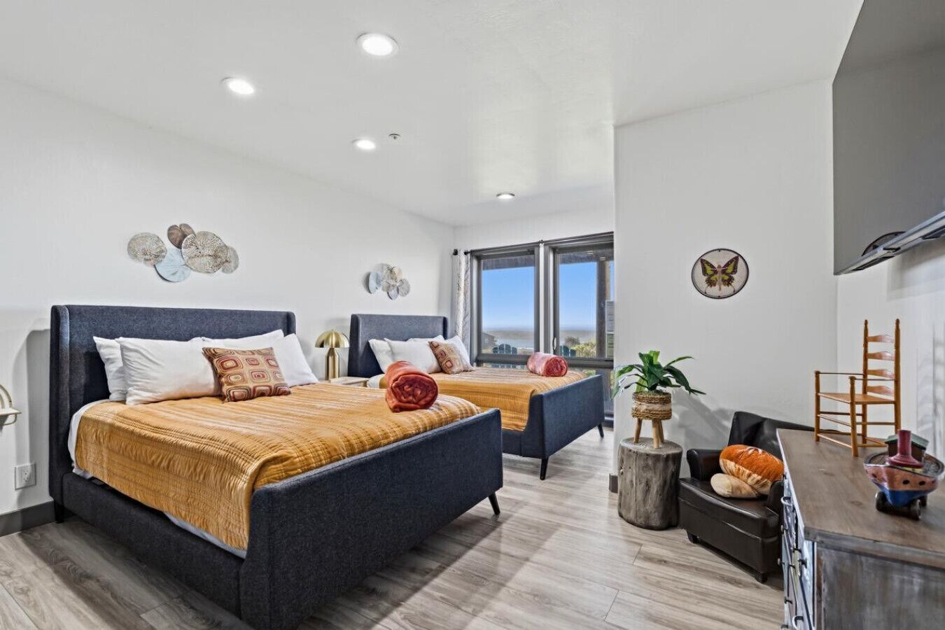 4 bedrooms, desk, iron/ironing board, travel crib