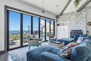 Tv, eldstad och böcker