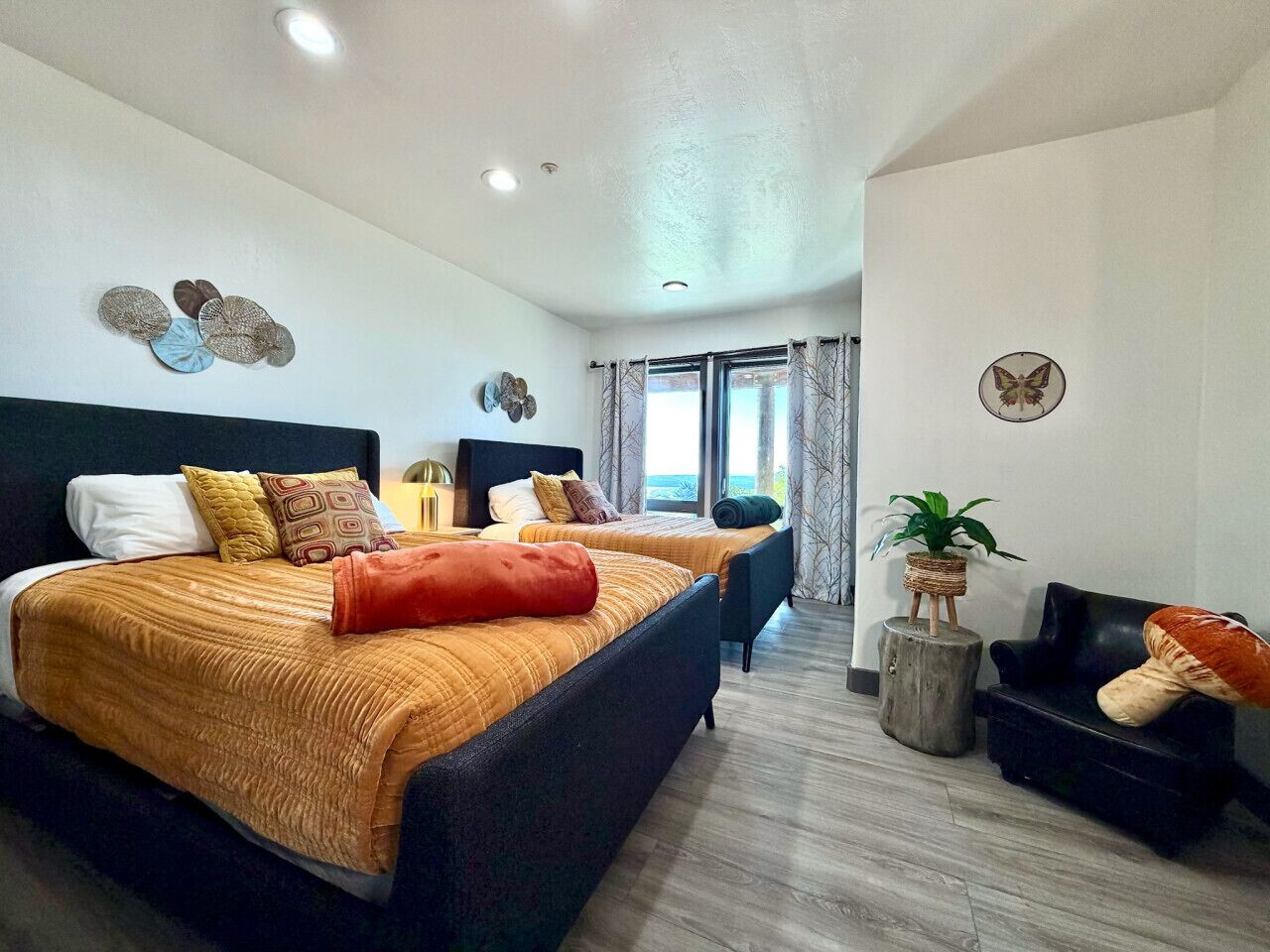 4 間睡房、書桌、熨斗/熨衫板、可攜式嬰兒床