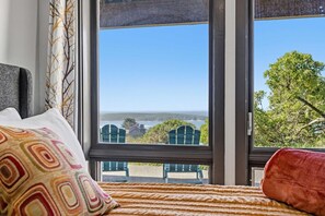 4 chambres, bureau, fer et planche à repasser, lit de bébé portatif