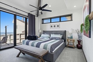 4 habitaciones, escritorio y tabla de planchar con plancha