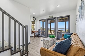 Tv, eldstad och böcker