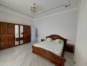 2 slaapkamers, een bureau, een strijkplank/strijkijzer, wifi