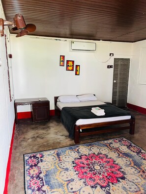 2 bedrooms, WiFi, bed sheets - Thodiyil Private beach chalet 10 meter away from beach 
 (Paravur)