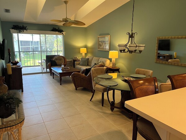 Televisión, oficina y impresora