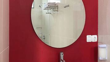 Ducha, cabezal de ducha tipo lluvia, toallas