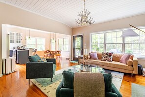 Smart TV, chimenea, libros y oficina