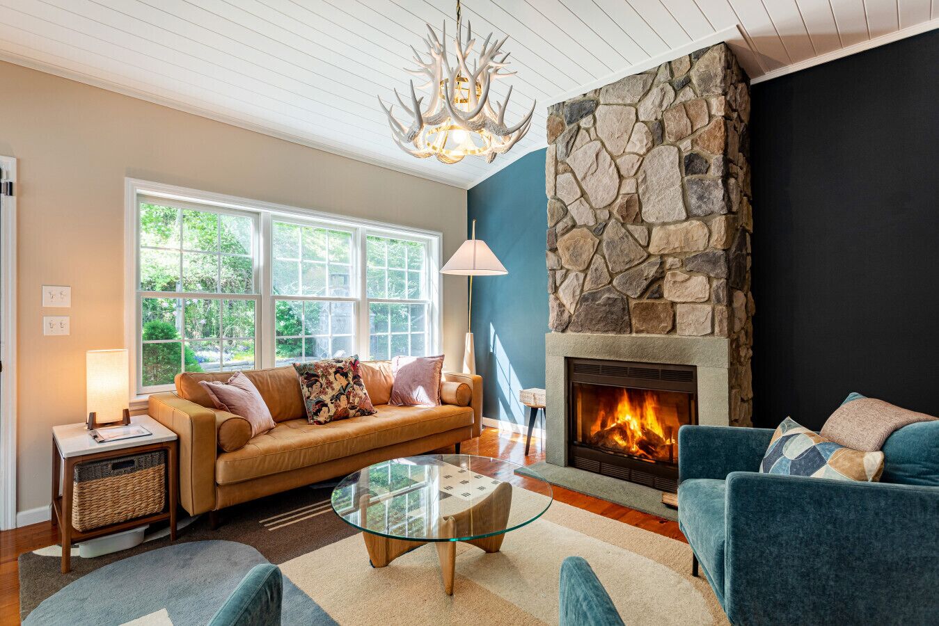 Älytelevisio, takka, kirjoja, työhuone