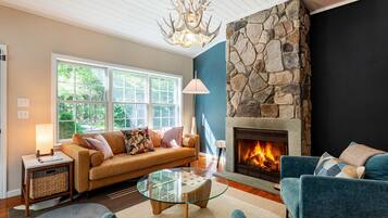 Älytelevisio, takka, kirjoja, työhuone