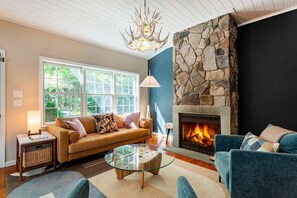 Smart TV, chimenea, libros y oficina