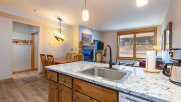 Condo, 1 Bedroom | Private kitchen | Fridge, oven, coffee/tea maker, toaster