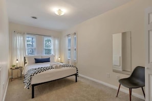 2 habitaciones, tabla de planchar con plancha, wifi y ropa de cama 