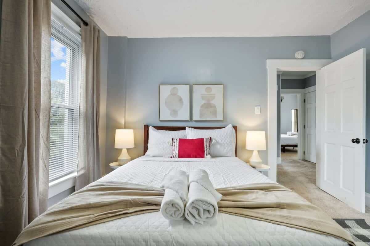 5 bedrooms, desk, iron/ironing board, WiFi