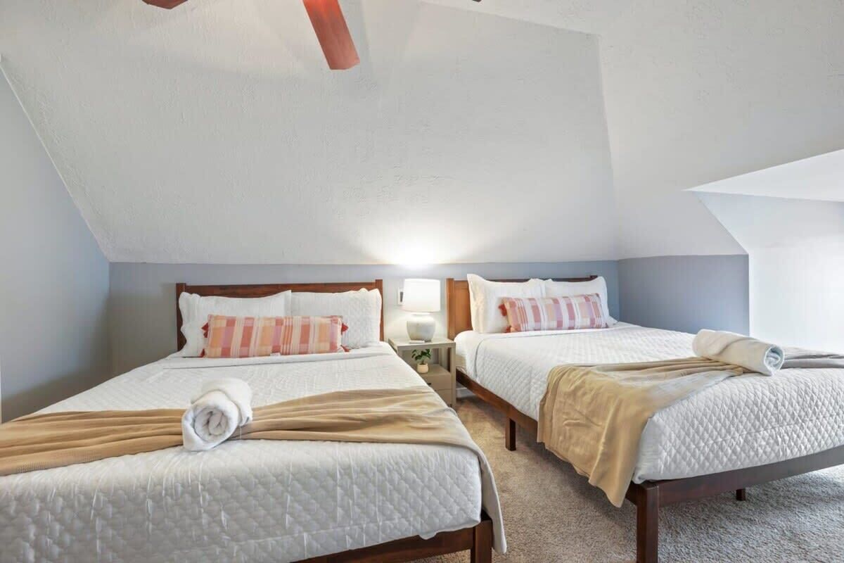 5 bedrooms, desk, iron/ironing board, WiFi