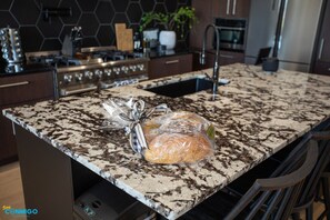 冷蔵庫、電子レンジ、オーブン、コンロ