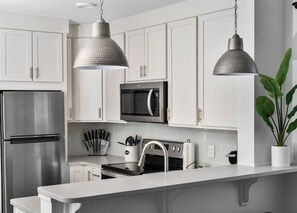 Een koelkast, een magnetron, een oven, een kookplaat