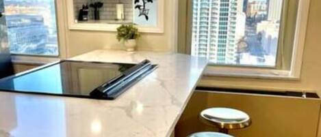 Kühlschrank, Mikrowelle, Ofen, Herdplatte