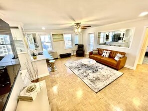 TV - Luxe Atlanta Condo w/Exclusive Balcony! (Atlanta)