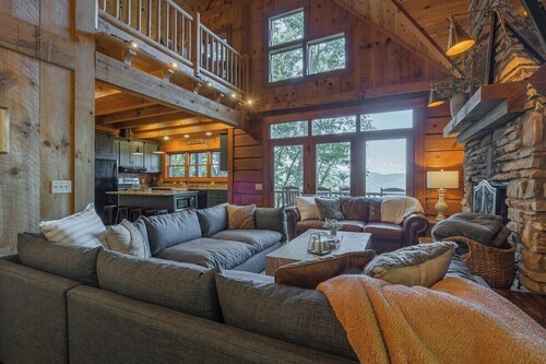 Pet-Friendly Cozy Cabin w/ Long Range Mtn Views