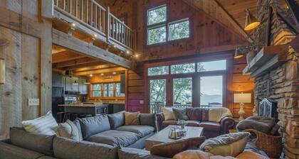 Pet-Friendly Cozy Cabin w/ Long Range Mtn Views
