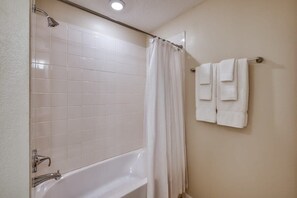 Badewanne, Haartrockner, Handtücher