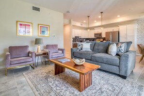 TV, offices - Urban Elegance - Modern Retreat (Kissimmee)