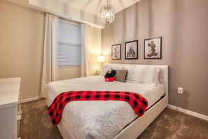 2 bedrooms, iron/ironing board, travel crib, WiFi - Urban Elegance - Modern Retreat (Kissimmee)