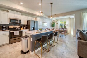 Fridge, microwave, oven, stovetop - Urban Elegance - Modern Retreat (Kissimmee)