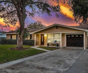 Exterior - 2 Miles to Beach! Firepit ~ Heated Pool ~ PuttPutt (Largo)