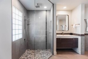 Shower, hair dryer, towels - Right near Old Town! 4BR with Heated Pool (Scottsdale)