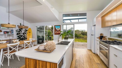 Rail Trail Retreat - Artisan Rural home - 5 mins only to pristine beaches!