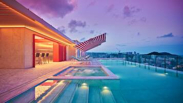 Piscina a l'aire lliure (horari: 09:00-21:00), para-sols i gandules