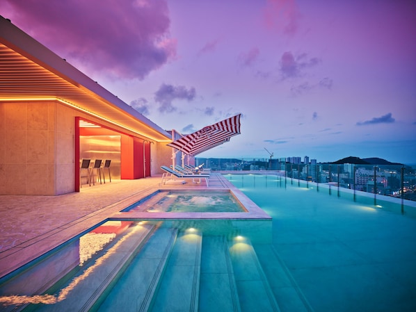 Una piscina al aire libre (de 09:00 a 21:00), sombrillas, tumbonas