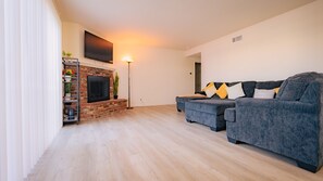 スマートテレビ、暖炉、テレビゲーム