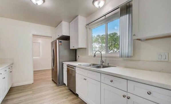 冷蔵庫、電子レンジ、オーブン、コンロ