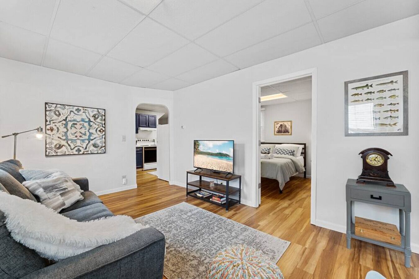 Schreibtisch, Bügeleisen/Bügelbrett, Reisekinderbett, WLAN