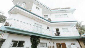 A multi-story building with balconies, a flat roof, and a flat facade. - Villa Tomasa Virgin Hotel (Panglao)