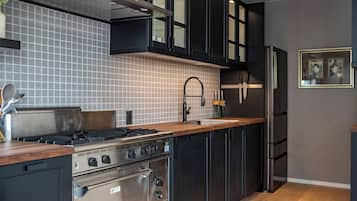 Refrigerador, horno, placa de cocina, utensilios de cocina