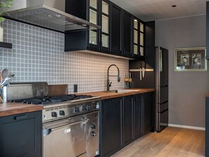 Fridge, oven, stovetop, cookware/dishes/utensils - Shousugi Chalet by Elite Havens (Kutchan)