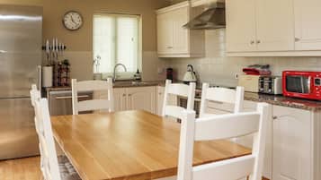 Buzdolabı, bulaşık makinesi, elektrikli su ısıtıcısı