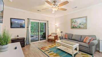 Een smart-tv en een kantoor