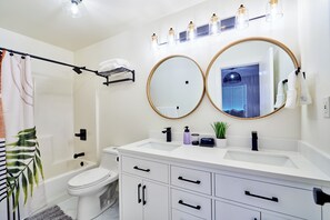 Hair dryer, towels, soap, shampoo - ★ Modern LUX 4 bdrm - Near Mall, Boeing, Paine Field & Eateries! ★ (Everett)