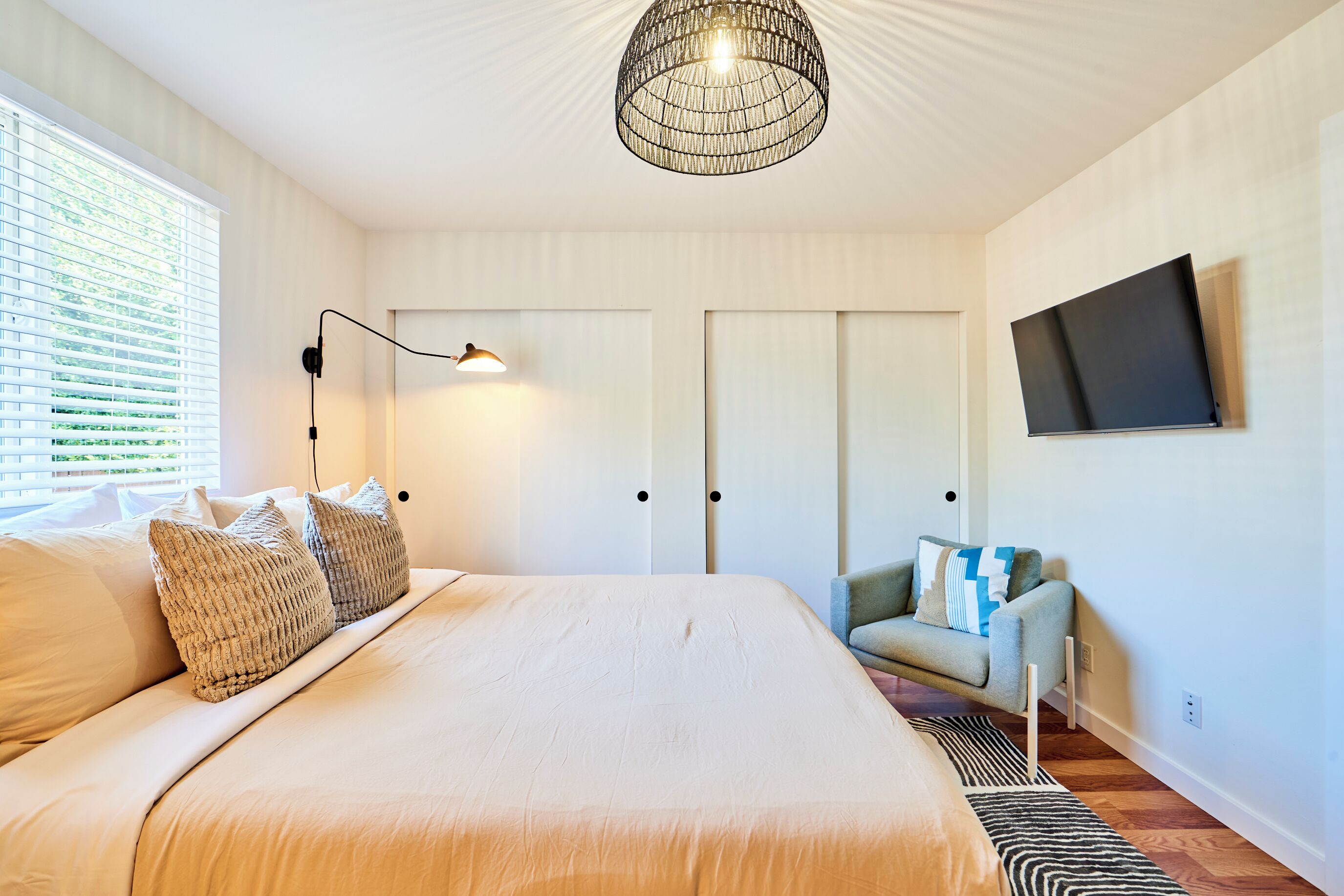 4 habitaciones, escritorio y tabla de planchar con plancha 