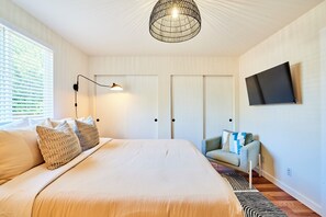 4 bedrooms, desk, iron/ironing board, bed sheets