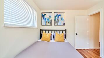 4 bedrooms, desk, iron/ironing board, bed sheets